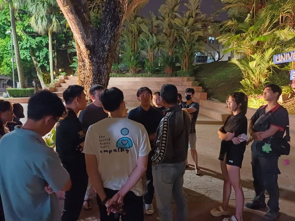 逾50名各界人士到场抗议，希望校方找出虐猫凶手。