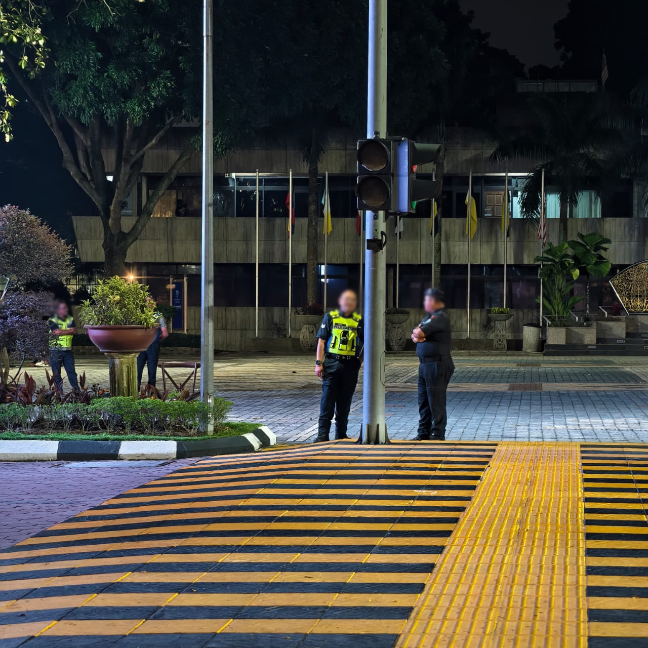 数名警员到场维护秩序。