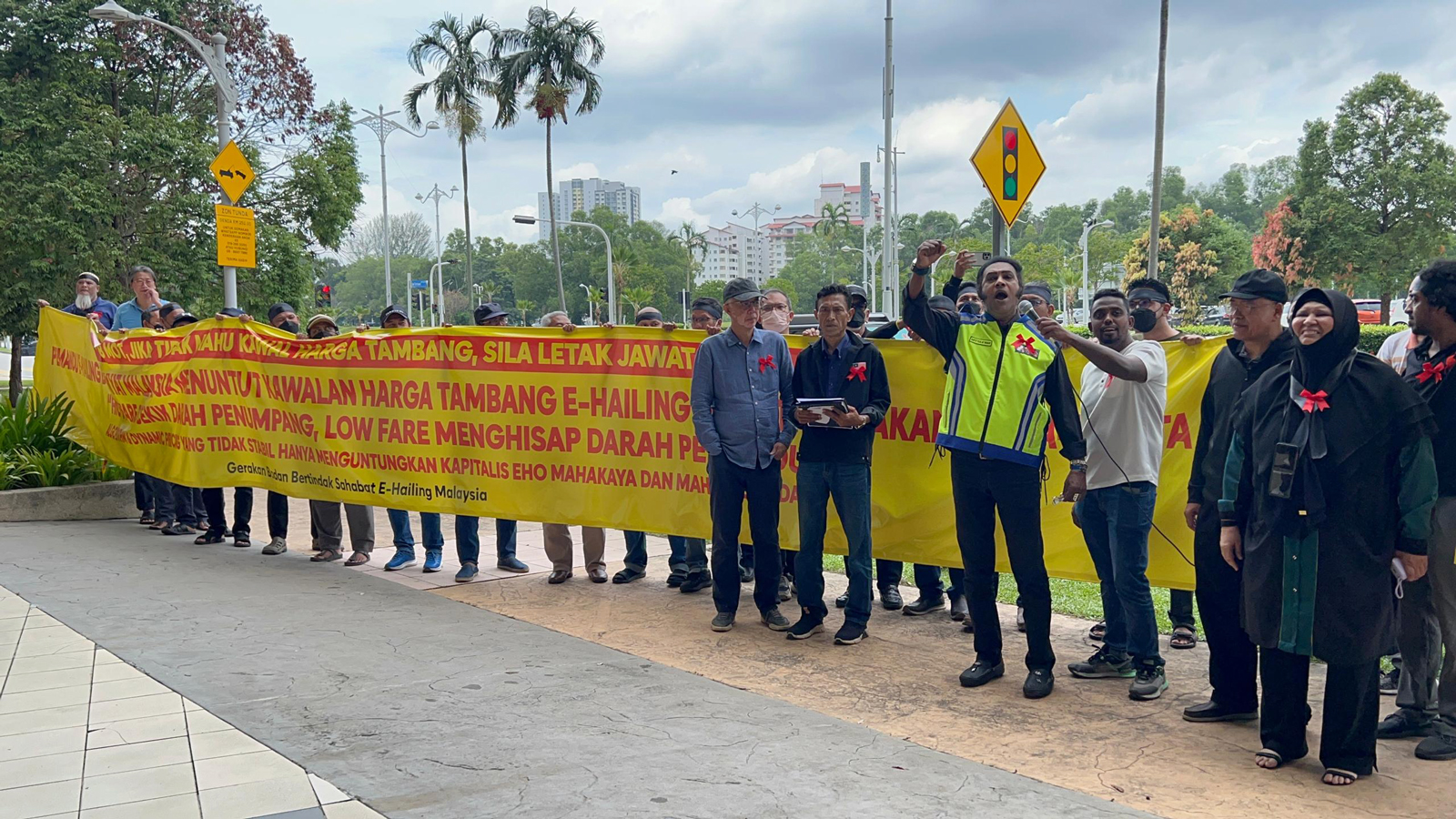 50名电召车司机在交通部外举行和平集会,要求政府对电召车服务车资实施底价。(取自《马来西亚前锋报》)