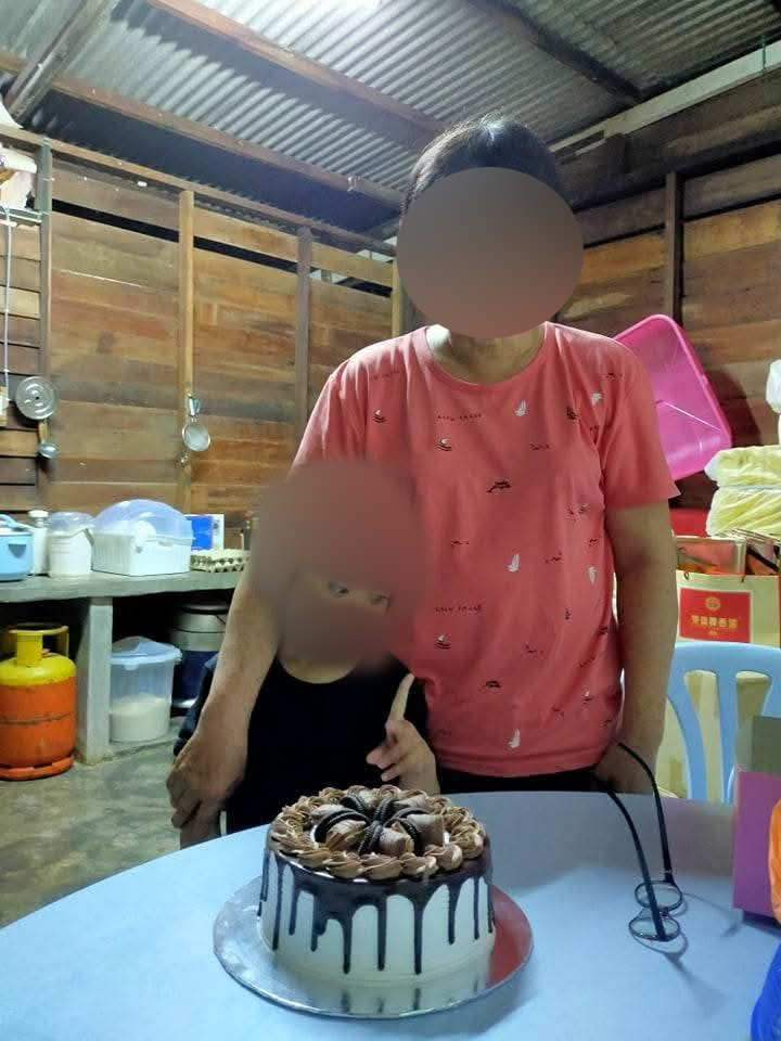 小妮和外婆庆祝生日，原本过着简单快乐的生活，却因视力变差，再也看不见蛋糕的模样。（黄美琪提供）