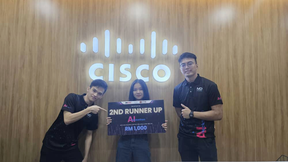 钟维利（左起）、程慧淋和陈梓扬一起在大马思科总部领奖与合影。