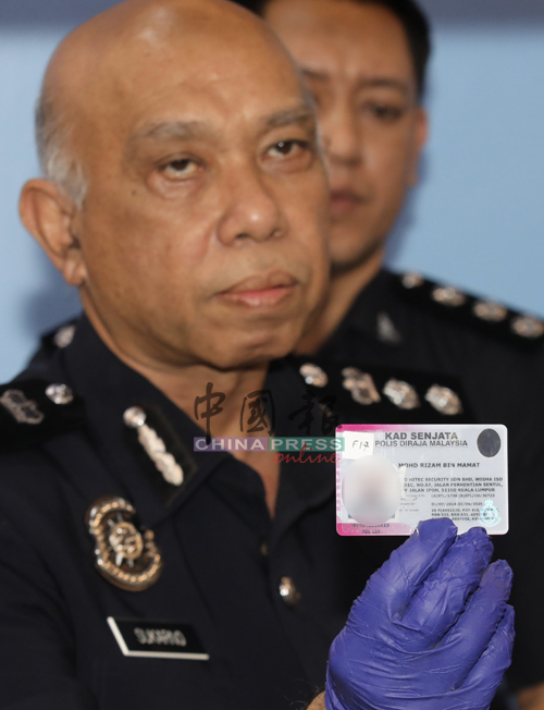 
阿末苏卡诺向媒体展示一张属于一家保安公司的合法持枪许可证，而证件上有其中一名嫌犯的人头照。