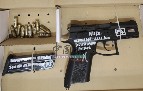 警方起获一把型号为CZ75的手枪和10枚子弹。
