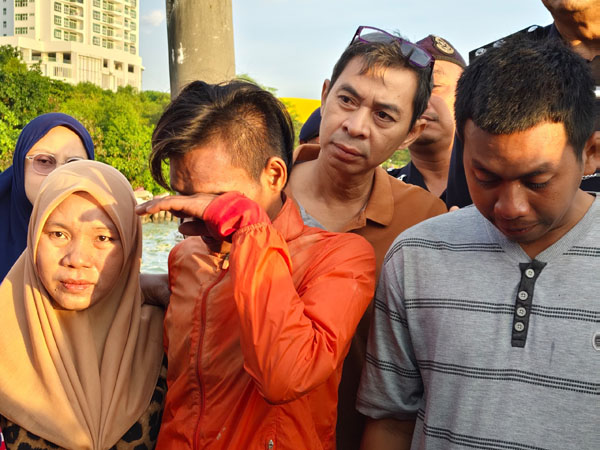 诺哈斯鲁（左2）回到槟城见到母亲，心情激动得流下眼睛。