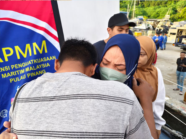 “妈，我回来了”，见到母亲后的伊克马，马上拥抱母亲痛哭。