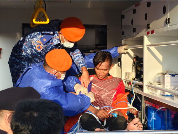 诺哈斯鲁在急救车上接受简单的身体检查，所幸2人皆安然无恙。