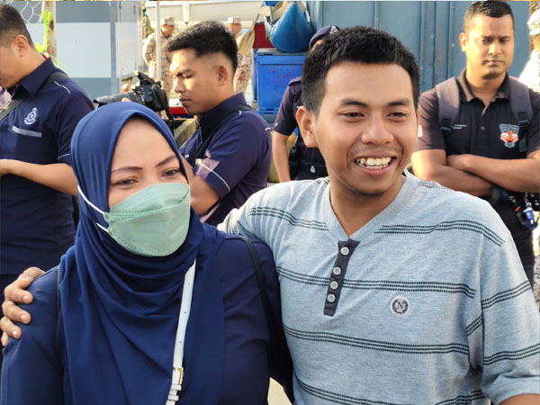 伊克马（左起）和母亲哈妮达重逢之际，喜极而泣。