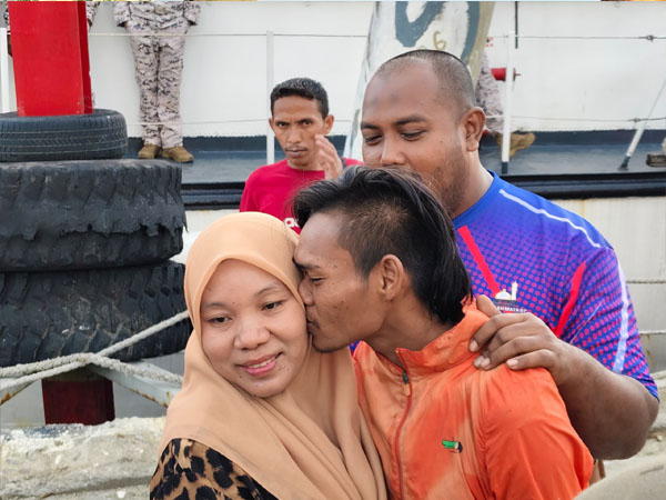 历经一番死里逃生的诺哈斯鲁（右），上岸后难掩激动之情，忍不住亲吻母亲诺阿芝拉（左）。