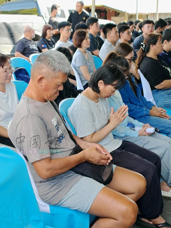 沈康祥（左起）及刘丽莲在灵堂上神情哀伤，泪别英年早逝的独生女。