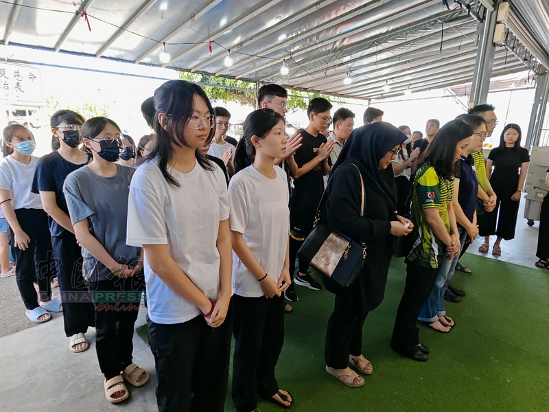 永平国中约50名师生在灵前向沈惠怡致祭。