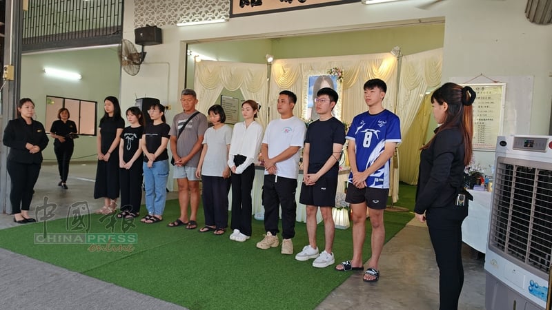 沈惠怡的父亲沈康祥（左6起）、母亲刘丽莲及表哥、表姐们在灵堂向亲属朋友们鞠躬致意。