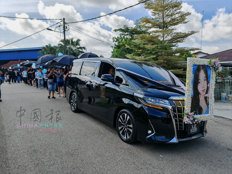 永平国中师生及亲朋戚友尾随灵车，送沈惠怡最后一程。