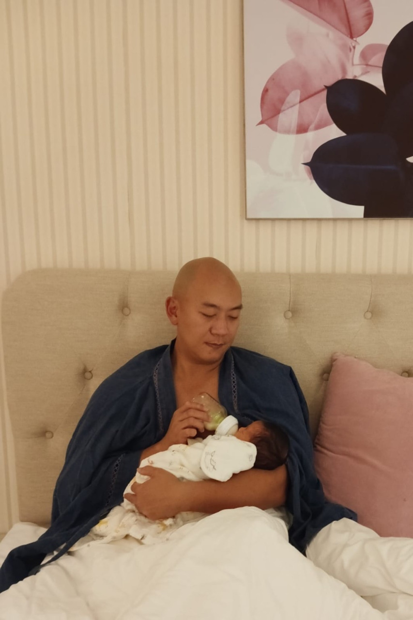 李嘉目前在放假,帮忙照顾女儿。