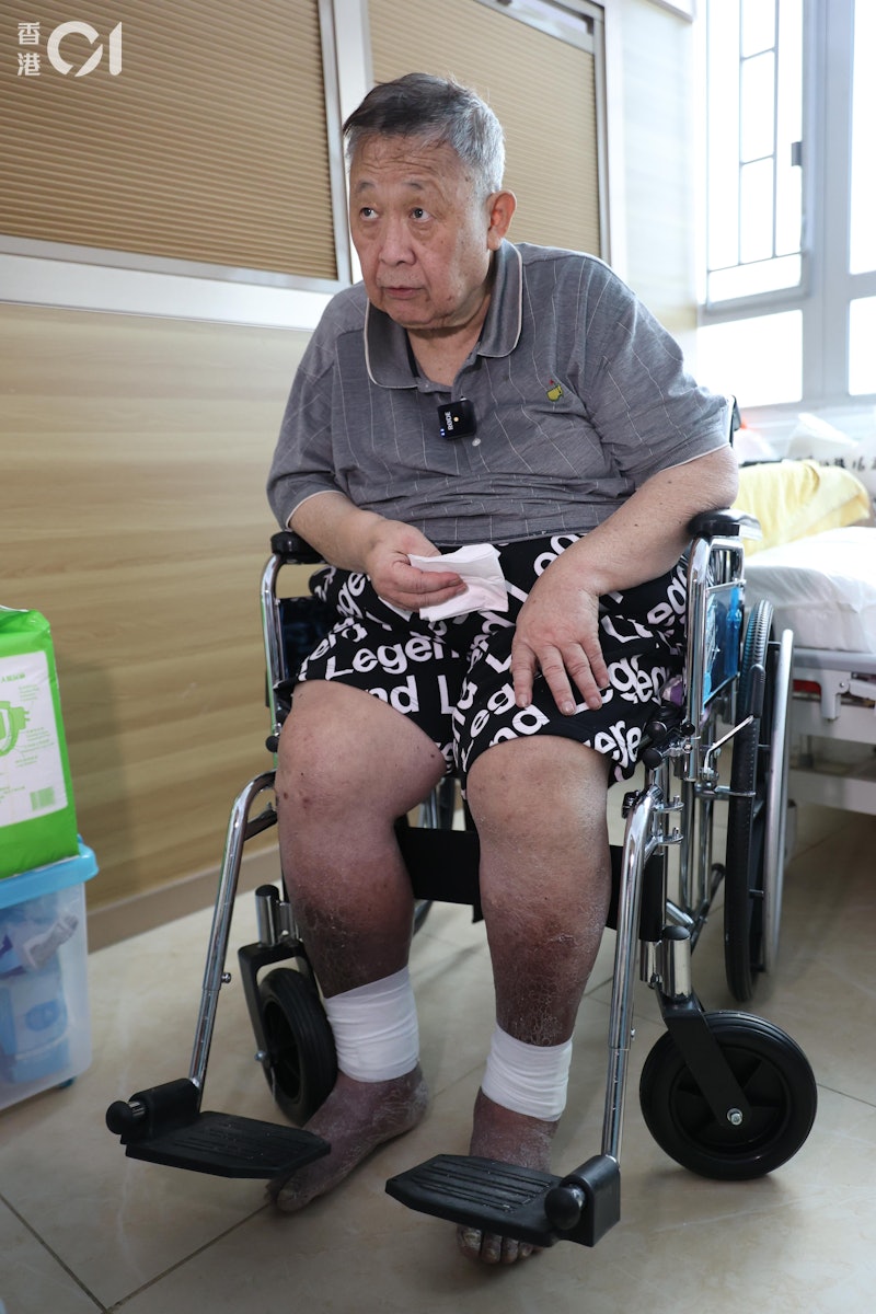 秦煌双腿发黑。