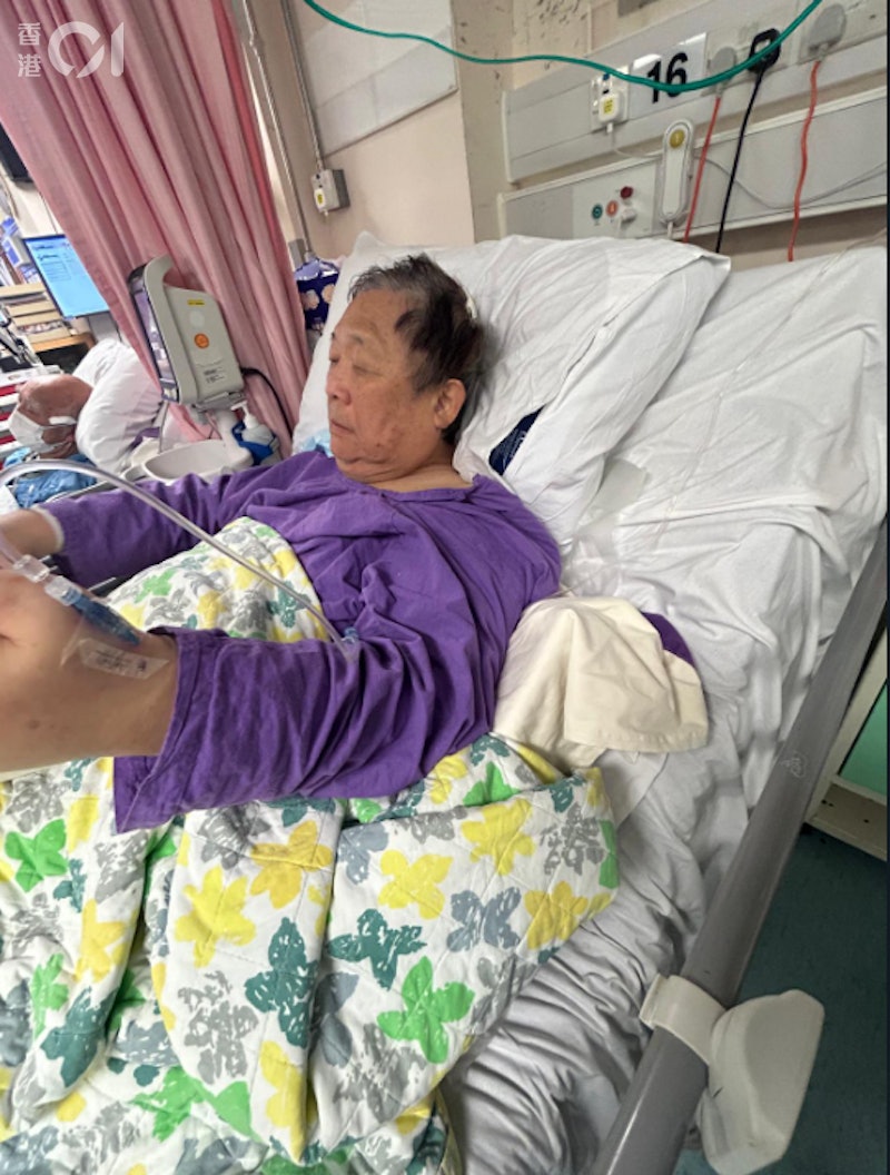 秦煌近月两度入院,头部仍贴着沙布。