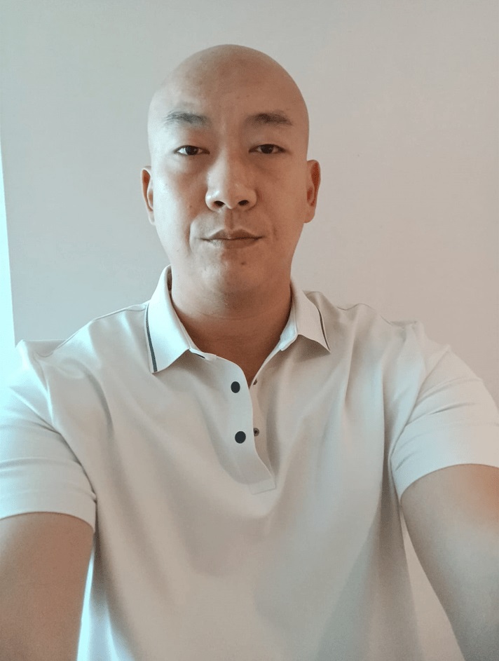 李嘉患上过敏性结膜炎。