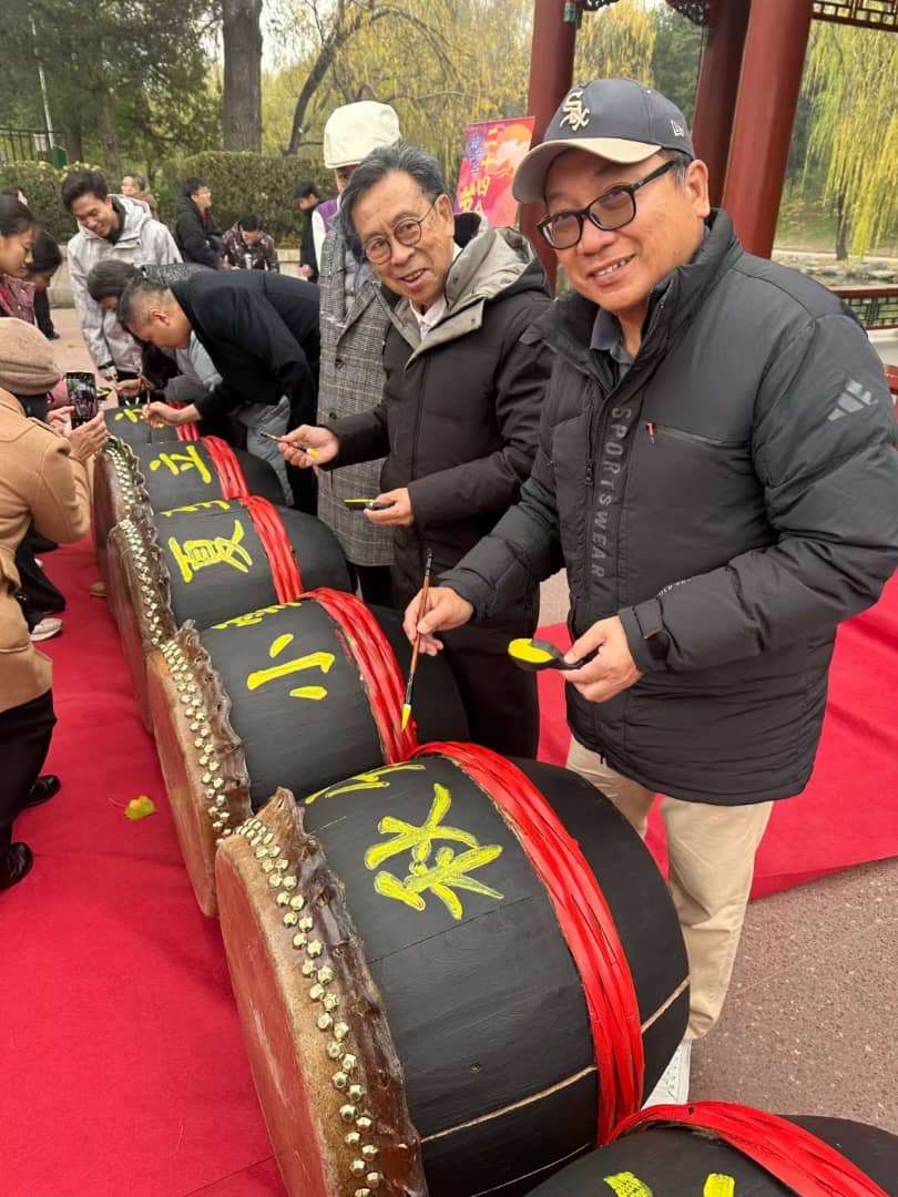 陈再藩（右2）特地飞到北京出席清华大学节令鼓队成立仪式。