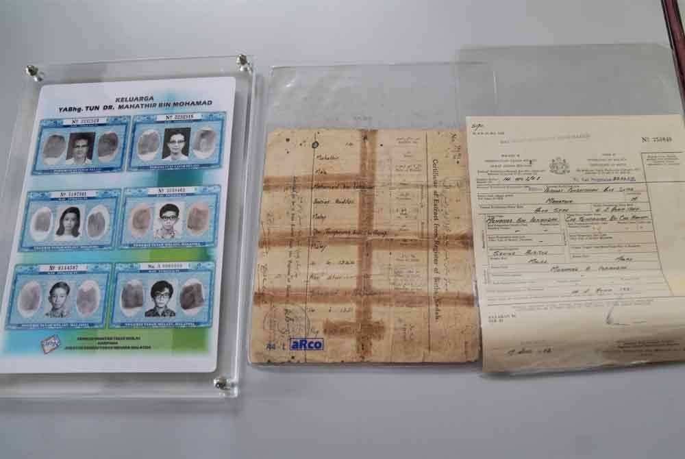 马哈迪和家人的身分证及报生纸副本。