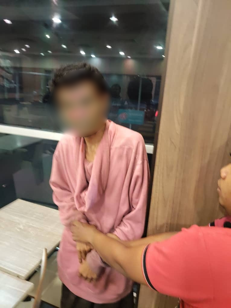 陌生男子被陈氏家属逮住，并教训他一顿。（图取自陈氏面子书贴文）