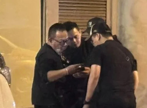 警员在现场讨论案情。