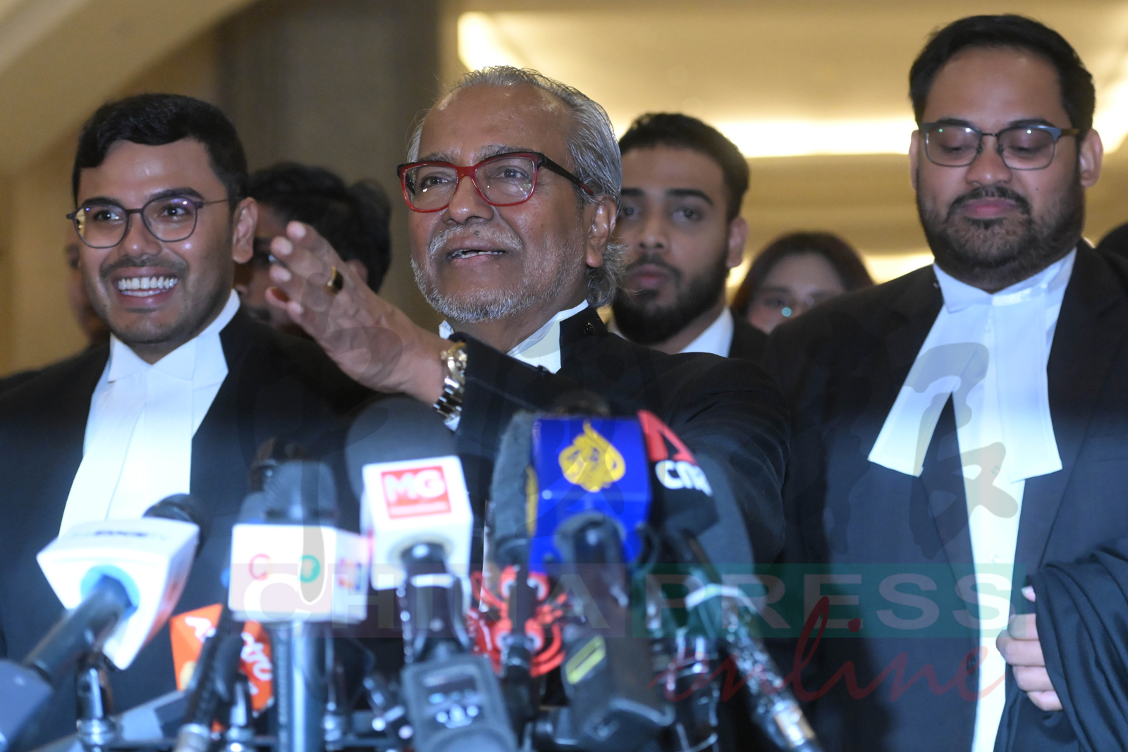 沙菲宜(中)心情大好,在记者会上开心回应国内外媒体的提问。