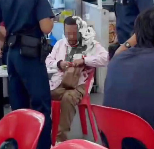 陈先生被刺伤后头部和衣服全都染血。（视频截图）