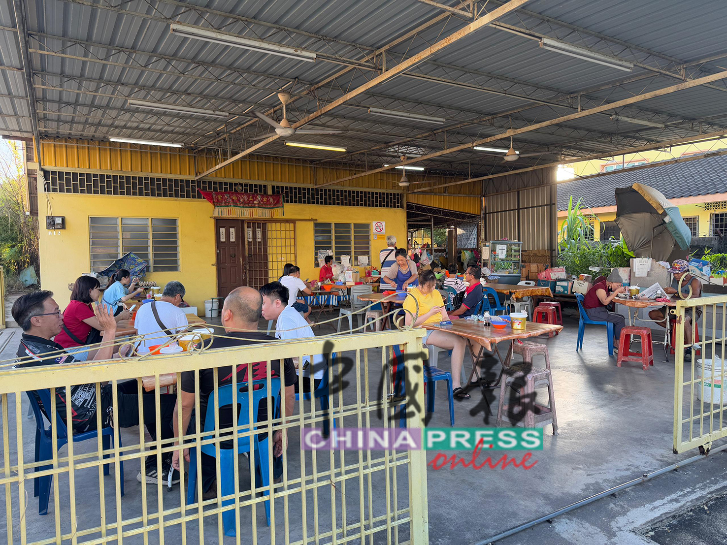 许多附近的街坊邻居到面摊光顾。