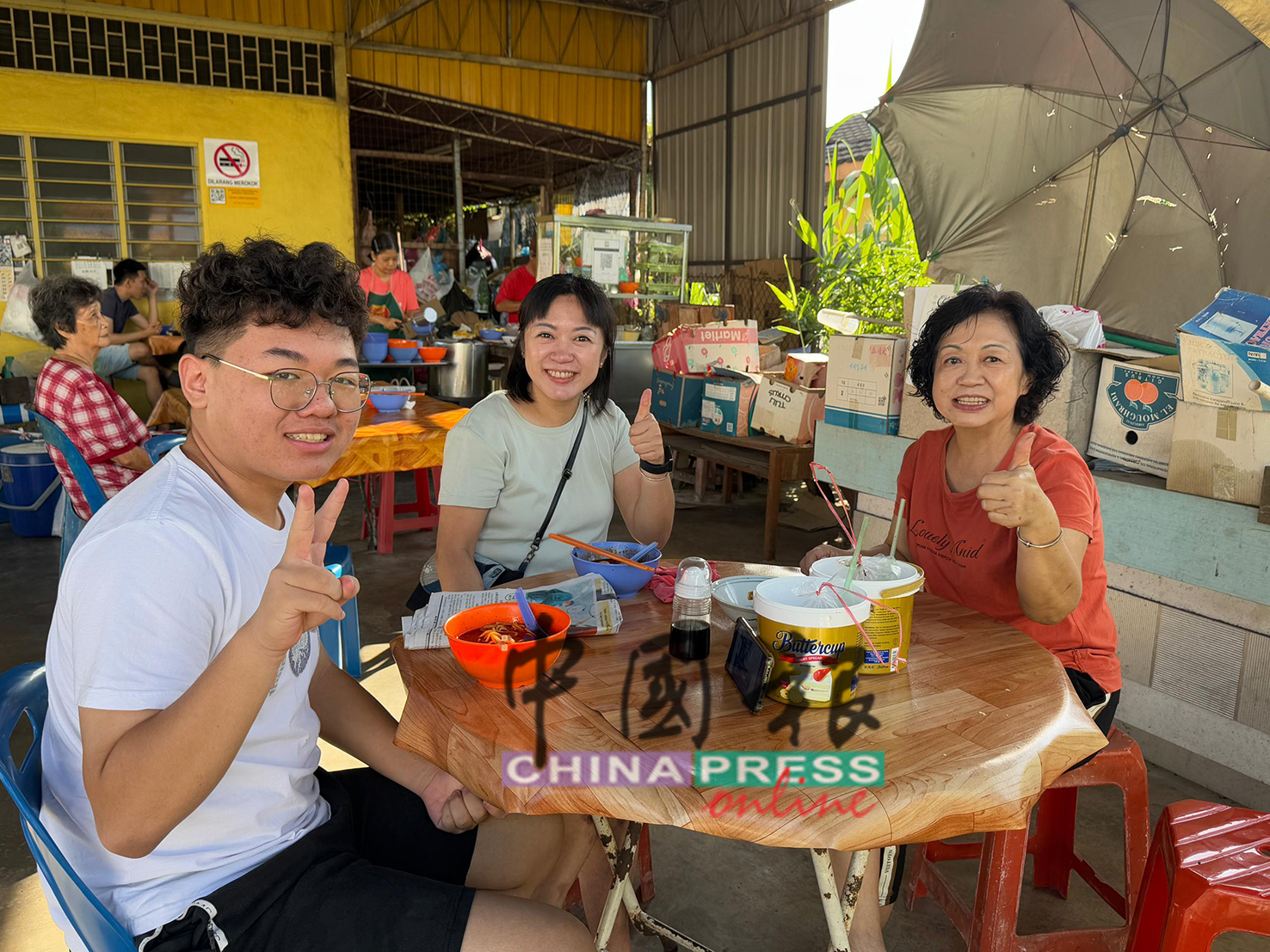 韩桂音（右）与家人搬迁到庆隆花园了，但也经常回来吃早餐。