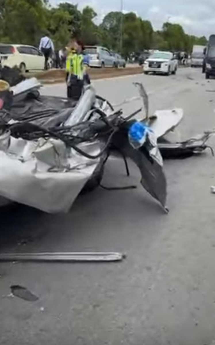 轿车被完全撞毁，形同废铁。