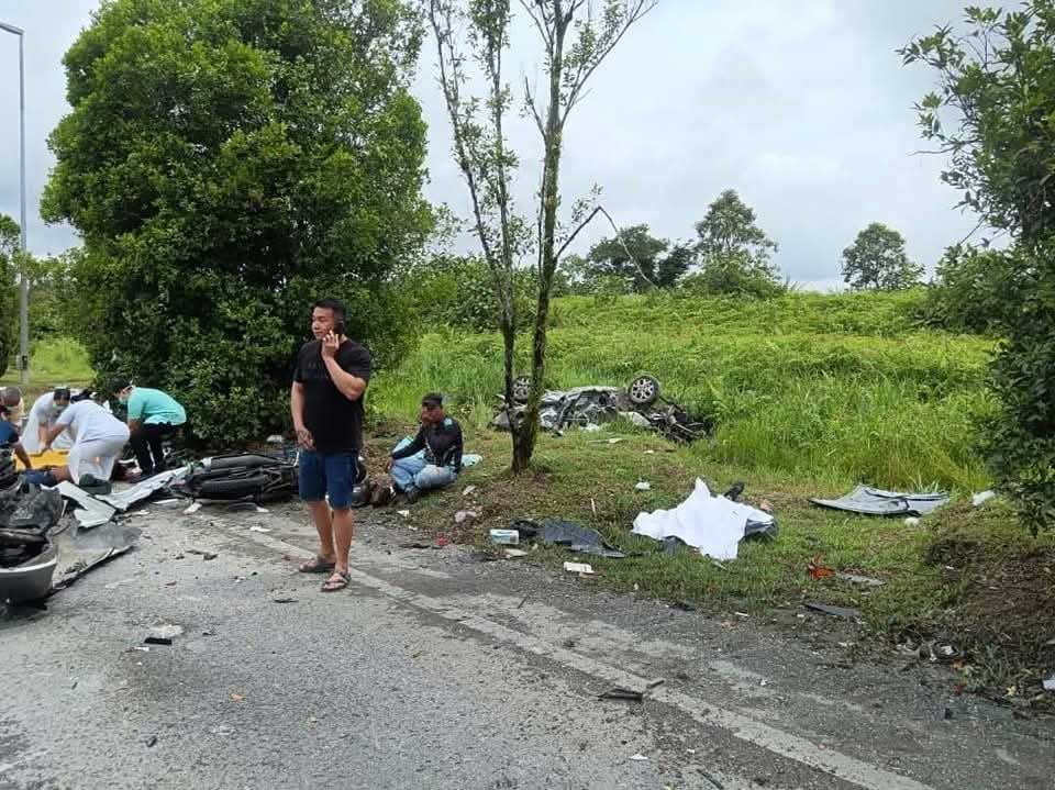 其中2辆轿车被严重撞毁，其中一辆轿车更失控坠沟。