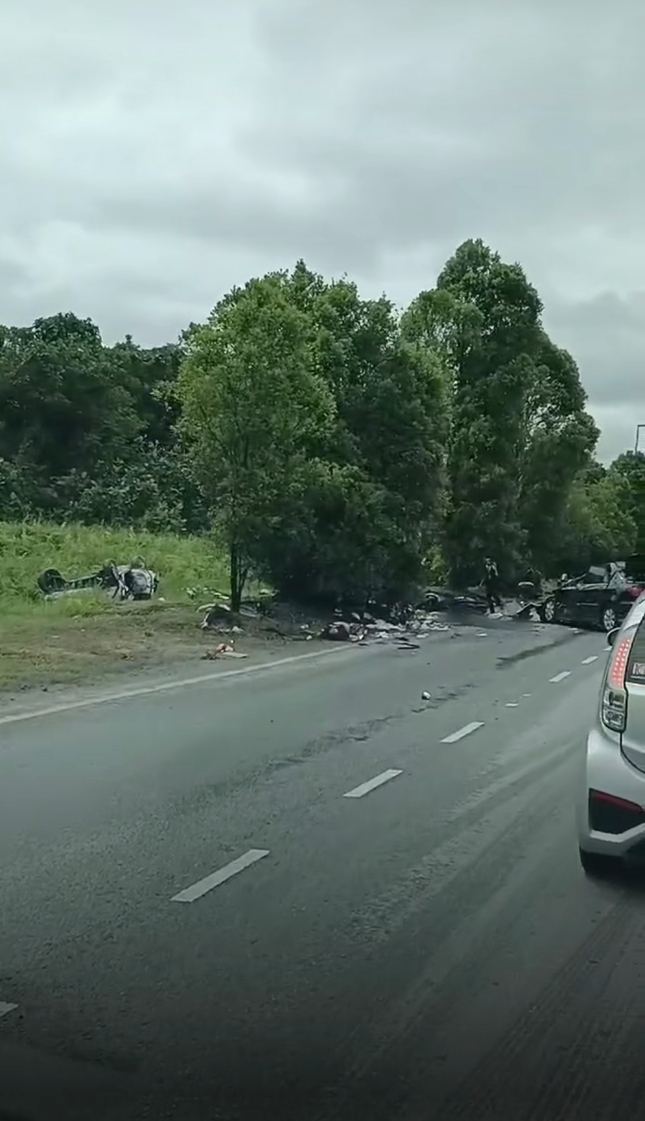 其中一辆轿车被撞得仅剩一副车架后坠沟。