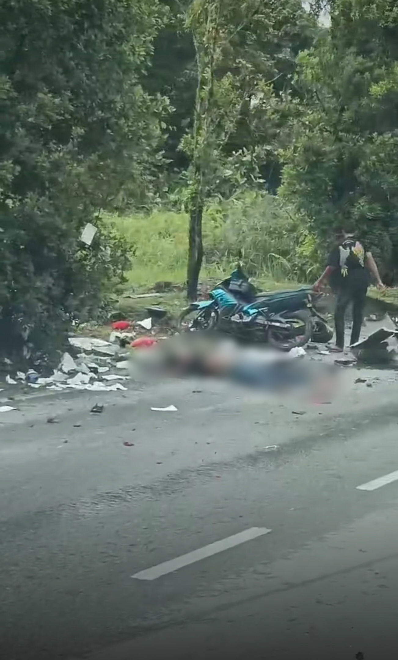 车祸现场一片狼藉，遍布轿车零件，至少3人失去意识的躺倒在马路上。