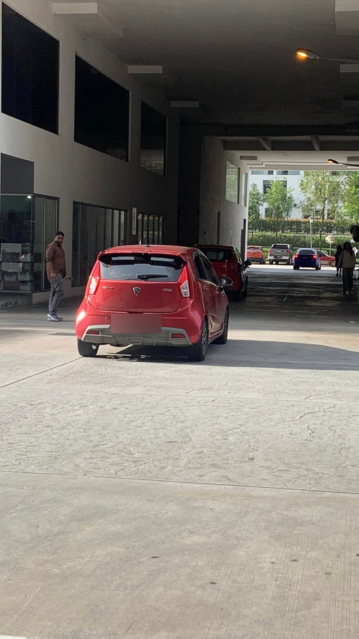 男子见事迹败露,连裤子都没穿好便踩油门逃离现场。