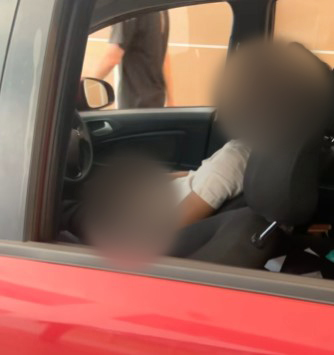 男子在驾驶座上对着女事主作出猥琐动作,裤子已脱到臀部以下露出内裤。