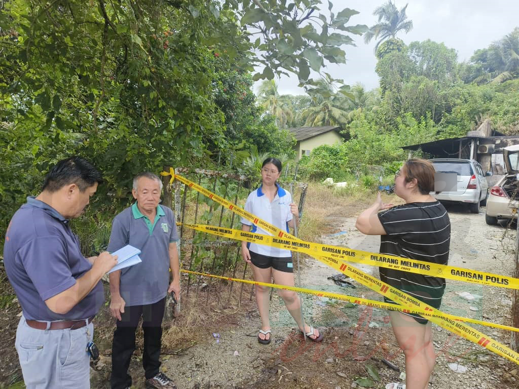 李小姐（右）和家人于周五下午重返火灾现场。黄宥蓝（左起）和陈庆华也到场了解情况和慰问家属。