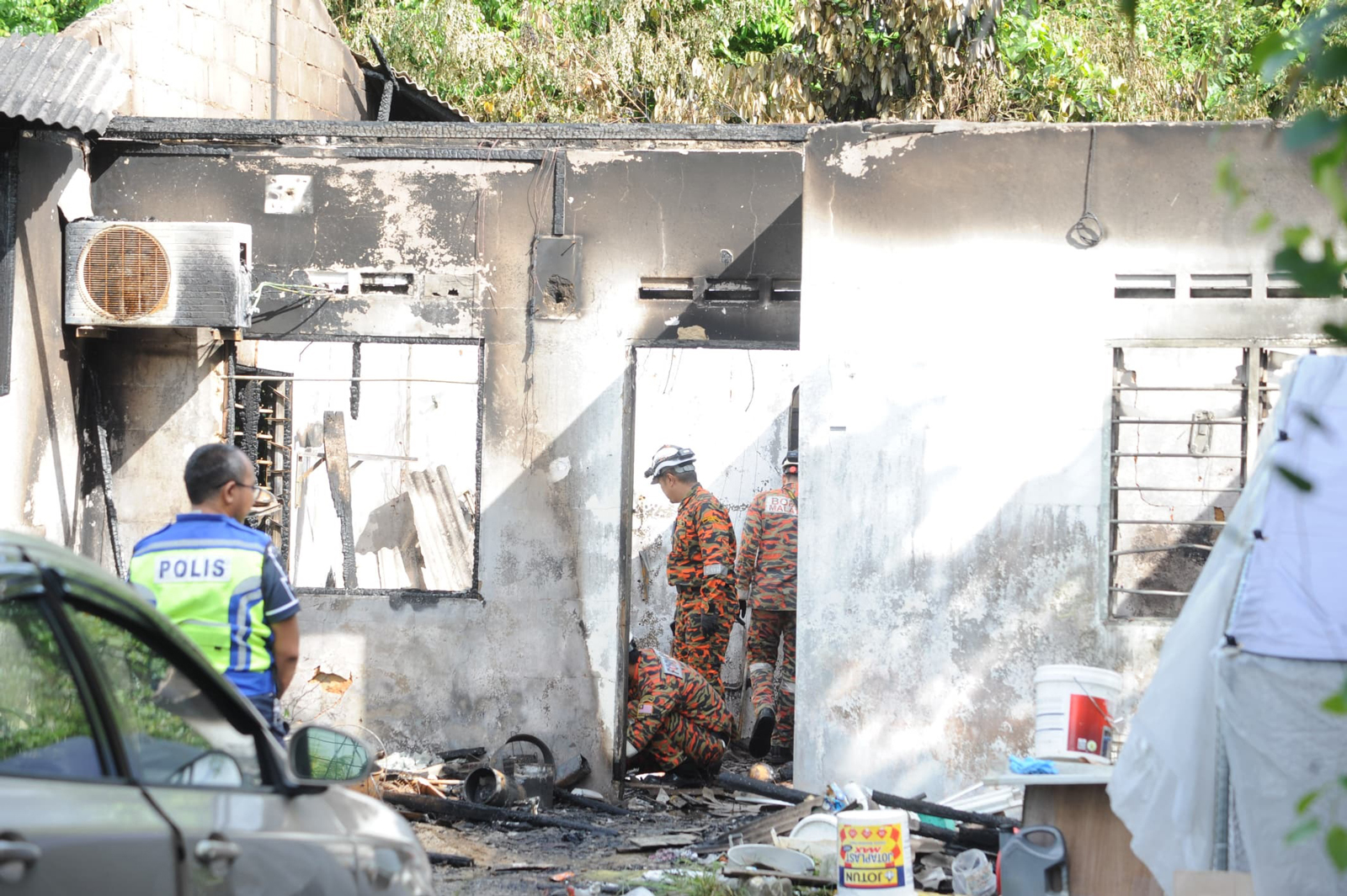 消拯员扑灭火势后，重回现场进行调查。