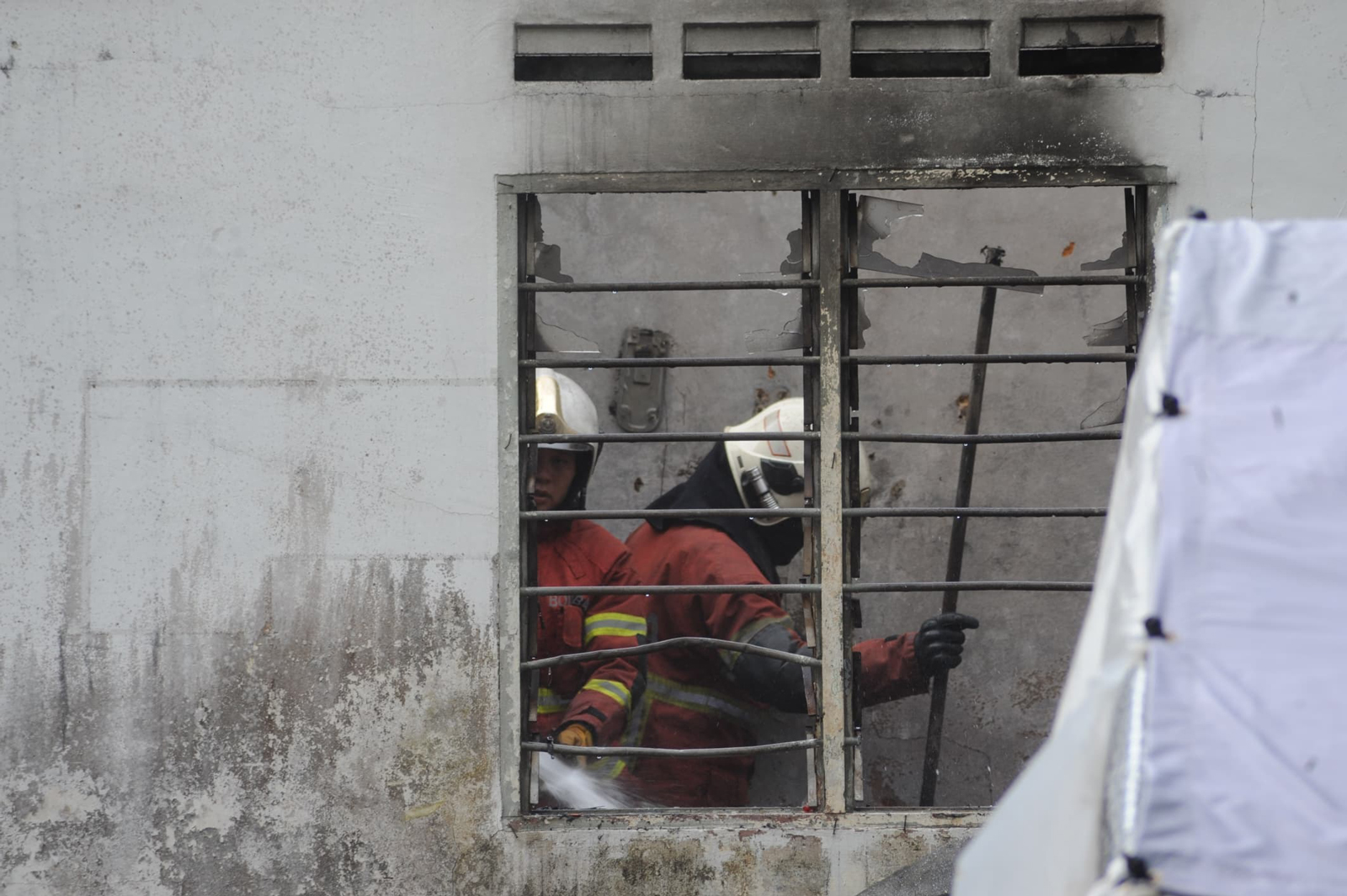 消拯员在现场进行搜查。