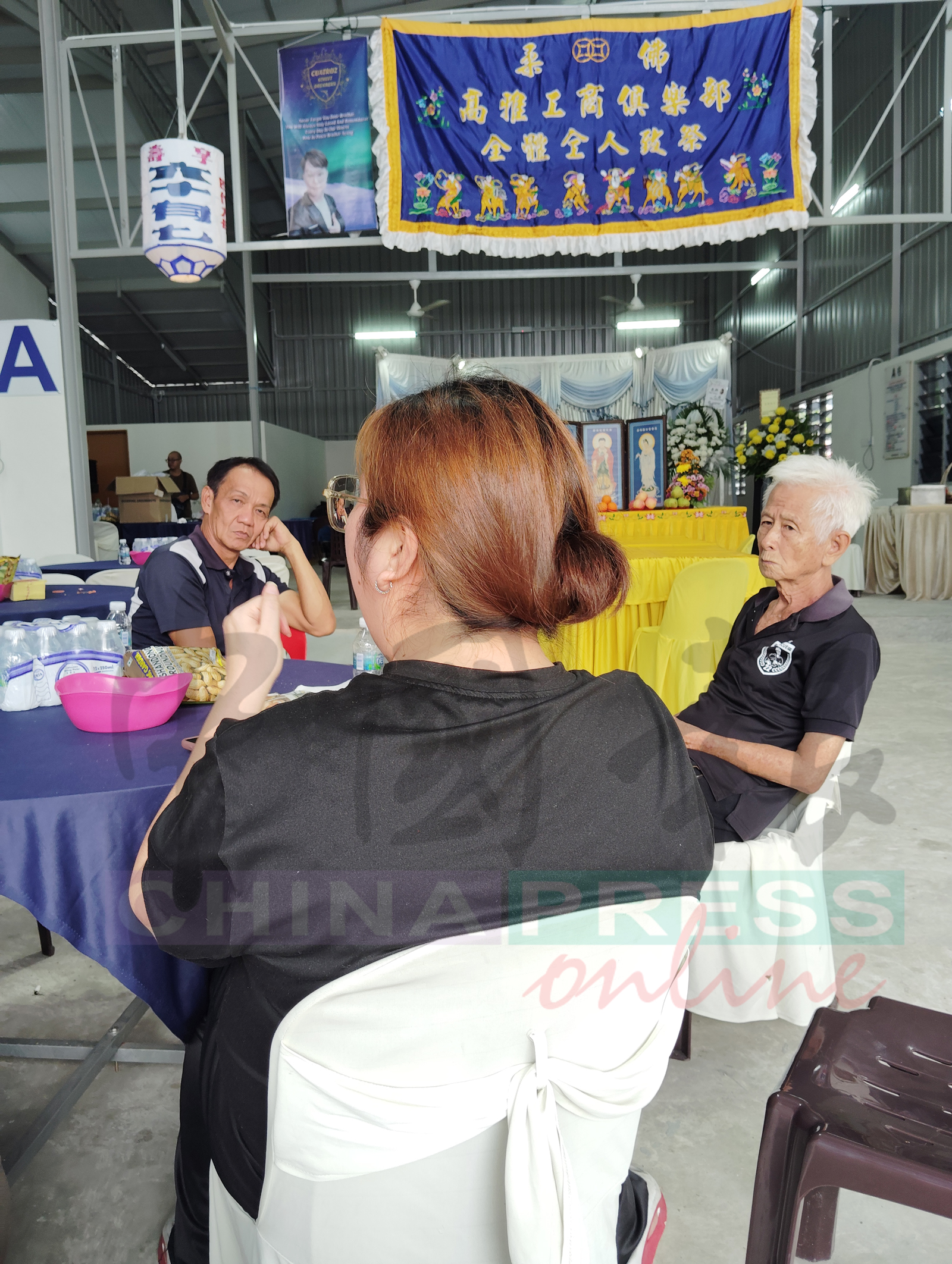 李小姐(右)和家属周六抵达灵堂,处理丧事。