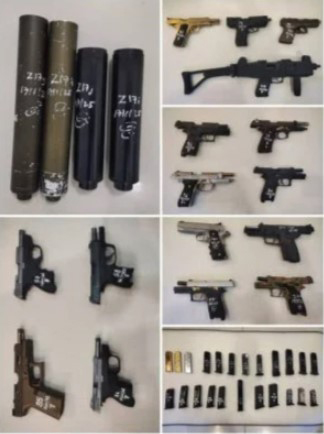 警方起获数量惊人的枪械,其中包括15把手枪、1把冲锋枪和450枚子弹。(取自星洲日报)