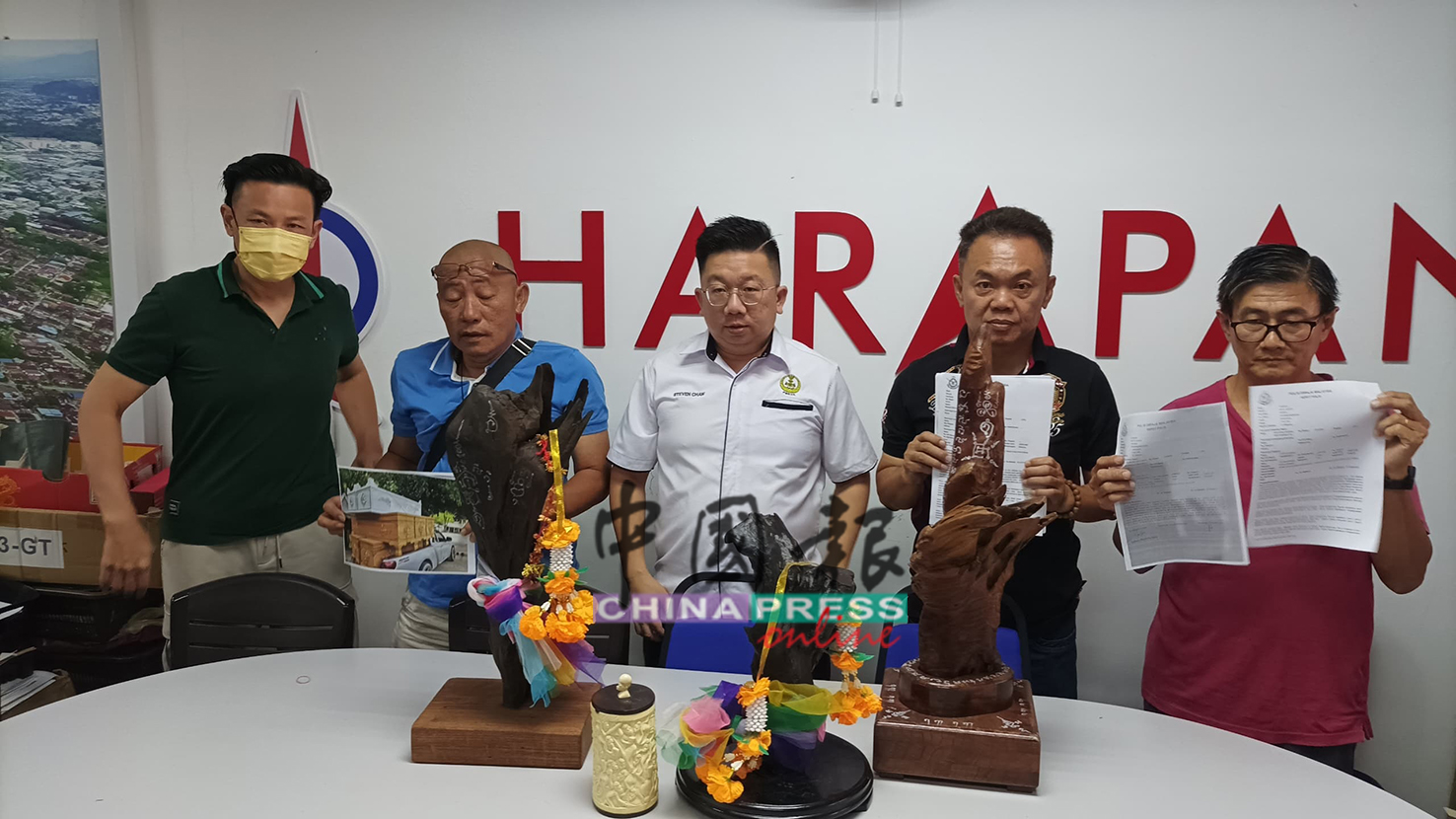 周锦欢（中）安排受害者现身揭发女神棍的真面目。左起为廖运礼、陈建忠、卢阁贤、禤锦源。