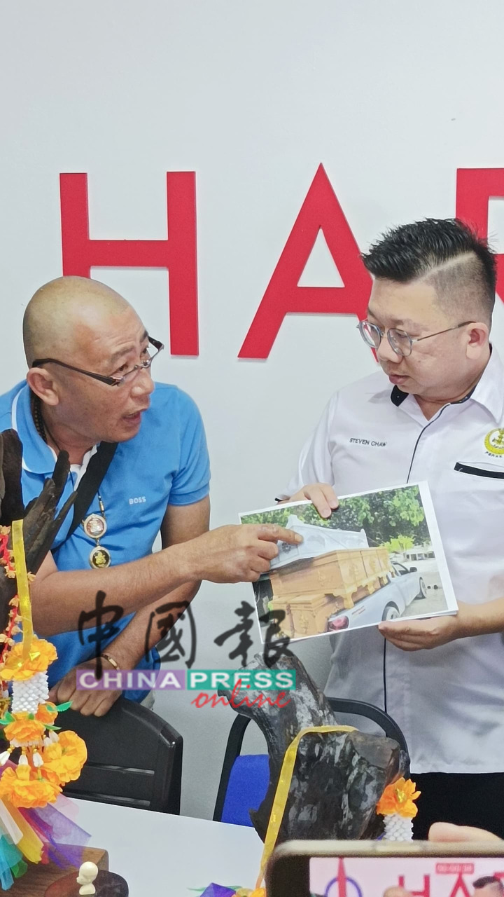 周锦欢（右起）和陈建忠指出，女神棍正是利用这张照片来游说信徒出资施棺。