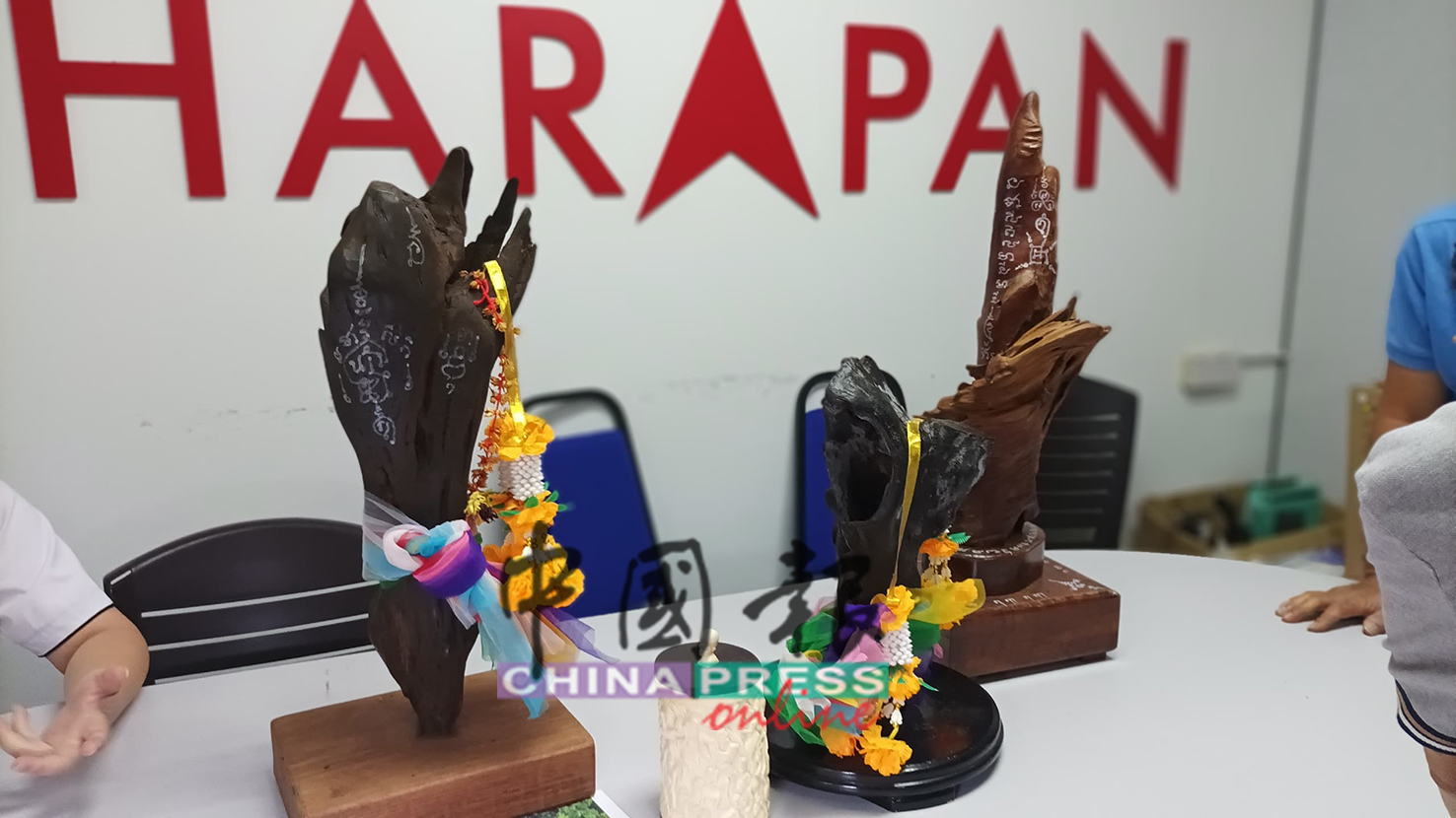 女神棍以假建庙为名，要求筹集资金，继而把将这些所谓已开光的“祥物”售卖给信徒。