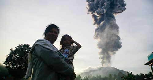 印尼火山本月喷发上千次 居民为收割庄稼拒疏散