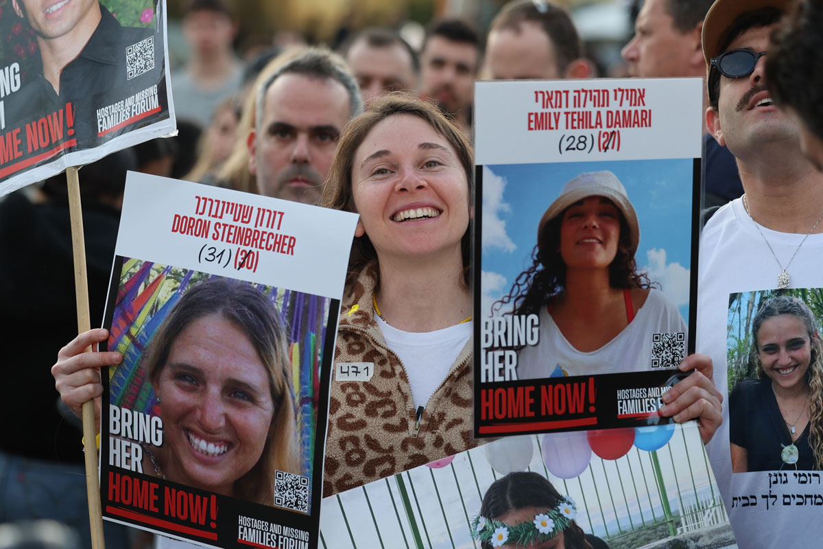 民众在特拉维夫观看人质获释画面。（欧新社）