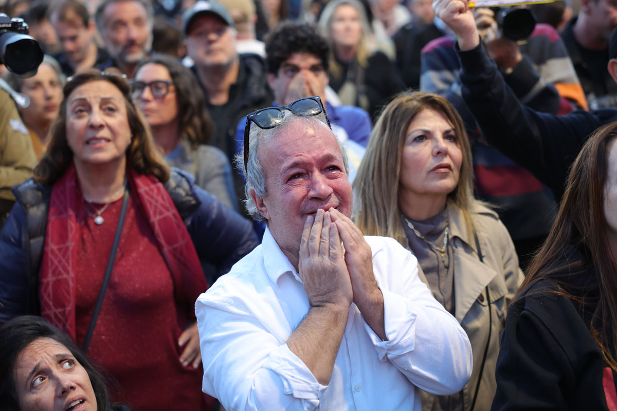 民众在特拉维夫观看人质获释画面。（欧新社）
