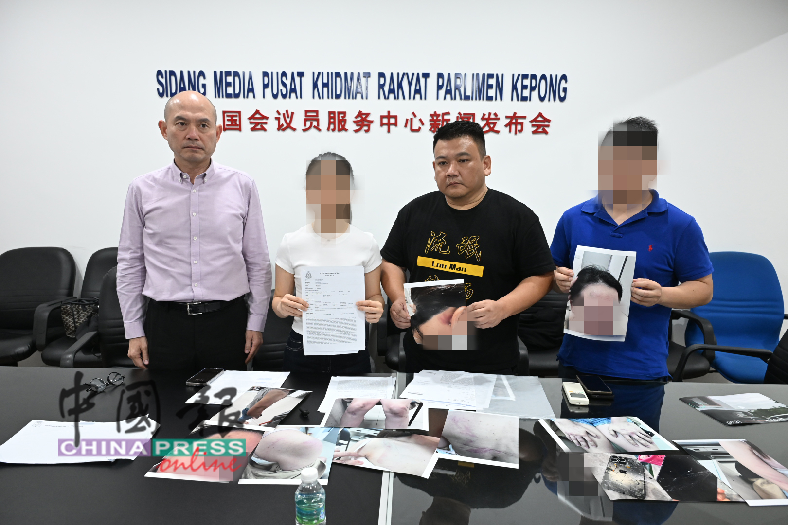 女事主（左2）在林立迎（左起）和黄明山帮助下，召开记者会控诉丈夫的恶行；右为女事主哥哥。
