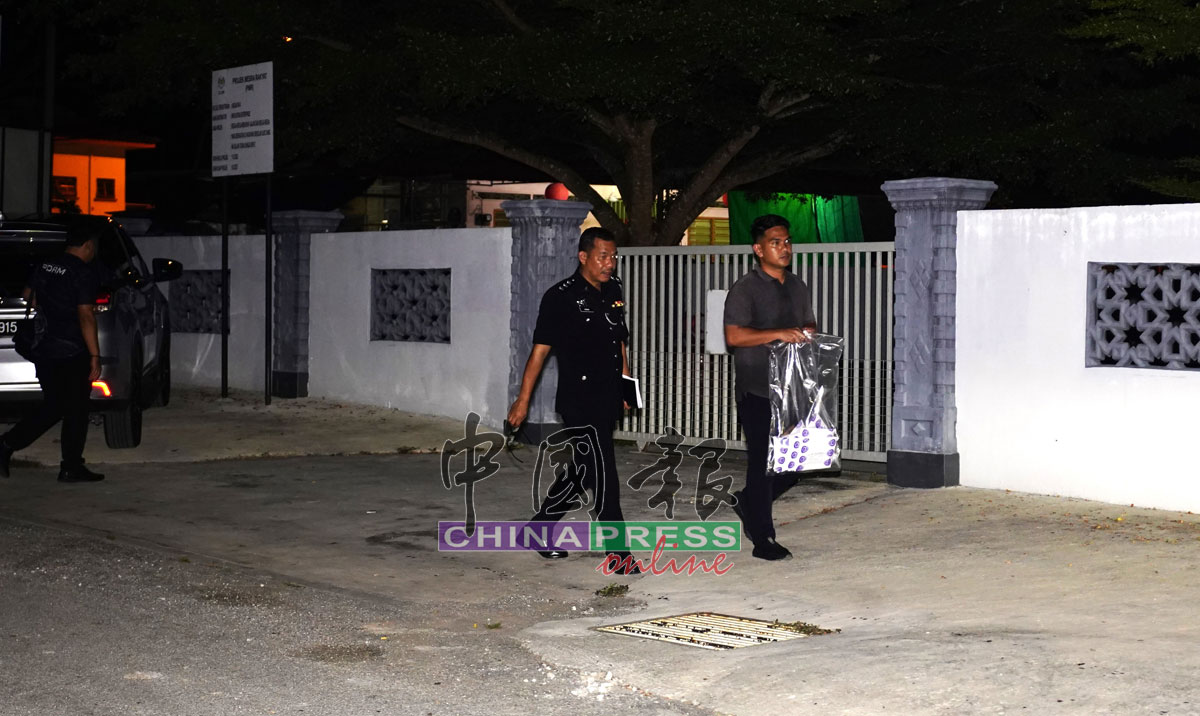 和丰刑事罪案调查组主任阿兹敏助理警监（右2）完成调查后，与一名疑带走证物的便衣警察一同离开。