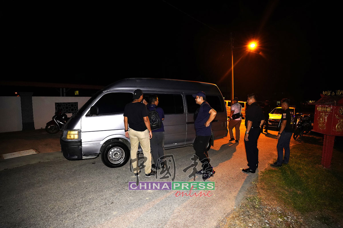 案发后，警方封锁现场调查，大批便衣警察在旁驻守，防止民众靠近，影响查案工作。