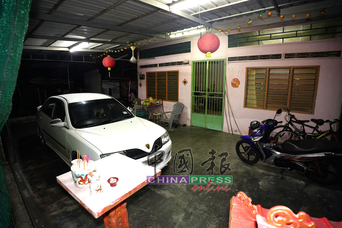 据说，兄弟两人在这间住家里发生争吵，弟弟不幸被哥哥用刀子杀死。