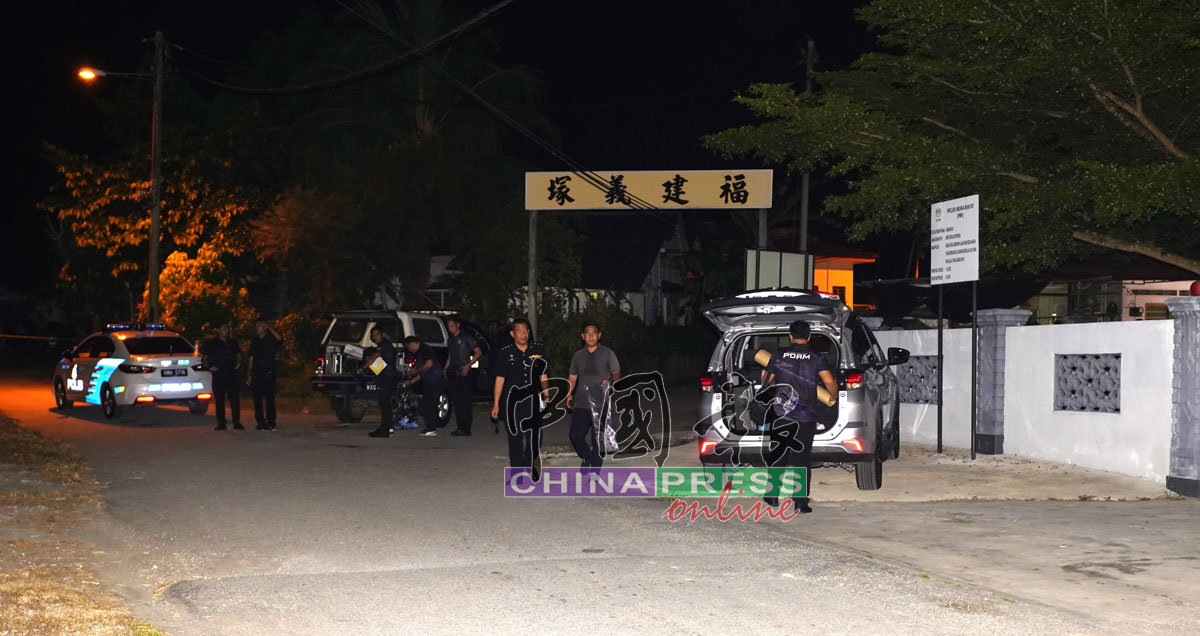 刑事组及鉴证组警察完成调查及搜证工作后，准备离去。